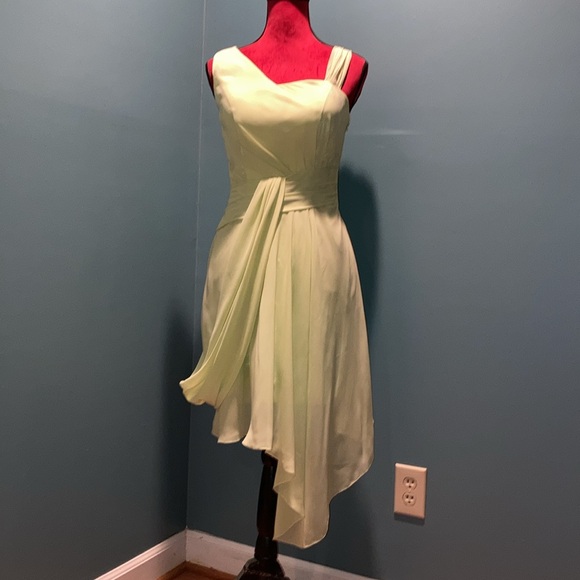 Beautiful Chartreuse Green Cocktail Dress Size 4 - Picture 1 of 15